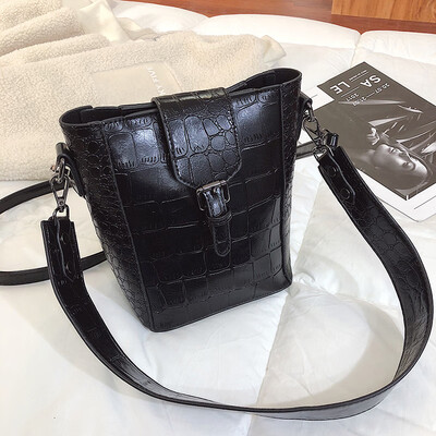 

The new retro simple broadband bucket bag on the net red new 2019 Korean version of senior feeling shoulder slung womens bag tide