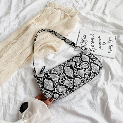 

Advanced sense of foreign style fashion womens bag 2019 new bag Korean personality French stick bag casual shoulder Messenger bag