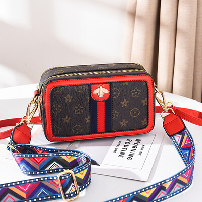 

On the new small bag camera bag net red small square bag contrast bee shoulder bag ins Messenger bag