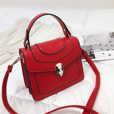 

Qiao Bani 2019 new European&American style simple star street beat snake head stitching flip bills shoulder diagonal female bag
