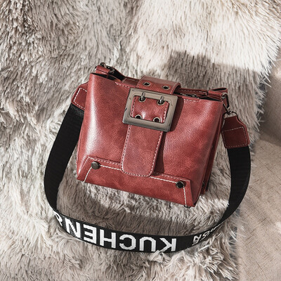 

On the new wave of womens handbags Korean version of 100 minimalist ladies shoulder Messenger bag fashion bucket bag