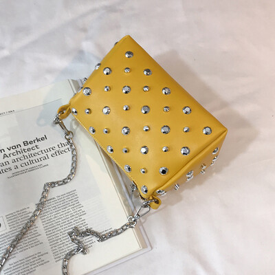 

2019 new casual wild Messenger bag female Korean fashion temperament chain bag personality cool cool rivet shoulder bag