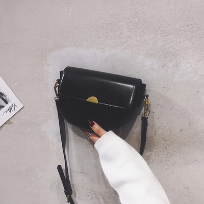 

Small bag female new Korean version of the Messenger bag fashion wild retro semi-circle saddle bag tide