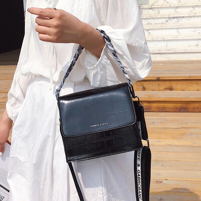 

Retro small bag female 2019 Korean version of the new wave Hong Kong wind crocodile pattern wild small square bag wide shoulder strap Messenger bag