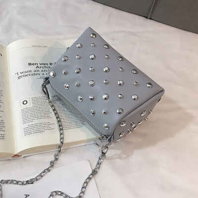 

2019 new casual wild Messenger bag female Korean fashion temperament chain bag personality cool cool rivet shoulder bag