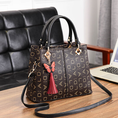 

Middle-aged womens bag Korean version fashion large capacity handheld single shoulder slant mother tide atmosphere