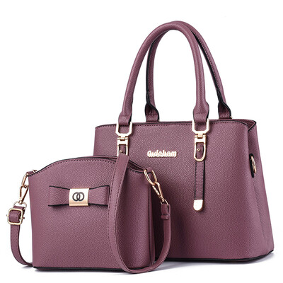 

A womans handbag is simple in the atmosphere A hundred shoulder bags are slanted with a mothers bag