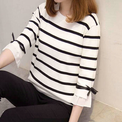 

Loose Style Round Neck Striped Pattern T-shirt Novel Flare Sleeve Womens T-shirt