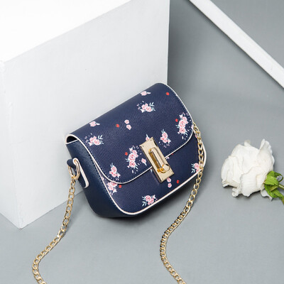 

The Korean version of the new Little Girl Chain on INS in summer with one shoulder&inclined bags&a wide range of student f
