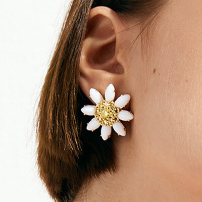 

YUNHAOXUANCAI Small Daisy Earrings Hollow Joker Earrings Set 15510