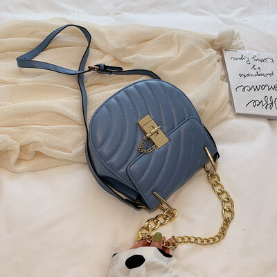 

Chic chain small bag fashion lock saddle bag new 2019 small fresh woman bag with one shoulder oblique satchel
