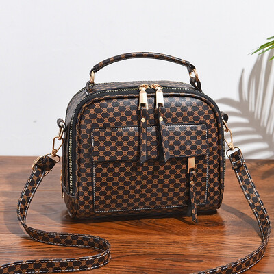

In summer the new fashion of women the fashion the handbag the handbag