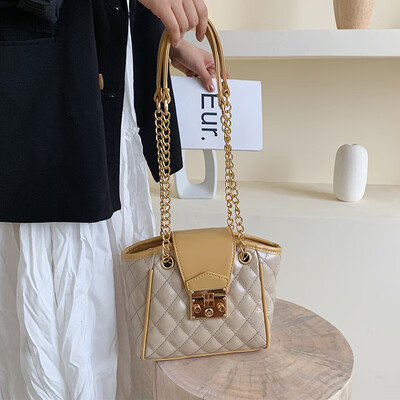 

Korean version of the small bag female 2019 new Korean version of the ins super fire fashion rhombic chain small square bag shoulder Messenger bag