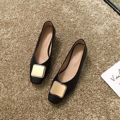 

Famous ladies wind shoes women tide shoes summer flat bottom fashion simple thick metal buckle grandma shoes