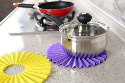 

Premium Silicone Trivet Sun Flower Mat Hot Pot Pads Non Slip Pot Holders Heat Resistant,Flexible & Durable (Random Color)