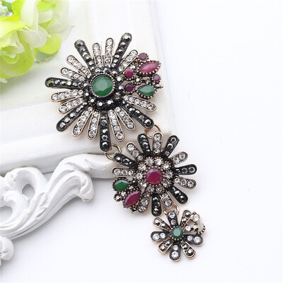 

Turkish Rhinestone Brooch For Women Pendant Type Three Flowers Link Broches Brooches Antique Gold Color Arabesque Resin Jewelry