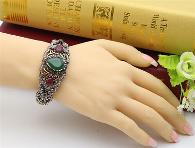 

New Arabesque Turkish Water Drop Green Resin Bangles Cuff Women Vintage Hollow Flower Antique Gold Color Bracelet India Bride