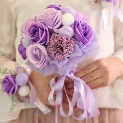 

June bride bride holding flowers wedding supplies simulation rose wedding props wedding decoration purple holding flowers