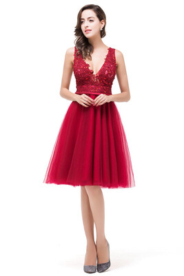 

A-Line Deep V-Neck Sleeveless Short Prom Dresses With Appliques