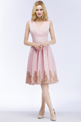 

A-Line V-Neck Knee Length Sleeveless Appliques Homecoming Dresses