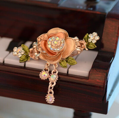 

Retro hairpin hairpin Fine painted crystal crab grasping clip Hot spot selling head ornaments