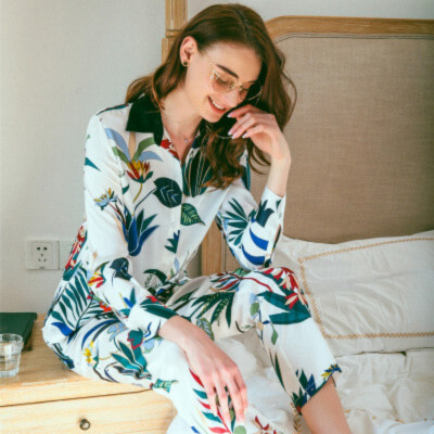 

Silk pajamas set 2018 autumn new print generous collar silk thickness 19 m comfortable home service ladies high-end suit