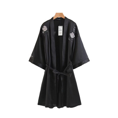 

Positioning Embroidered Belt Decorated Loose Kimono