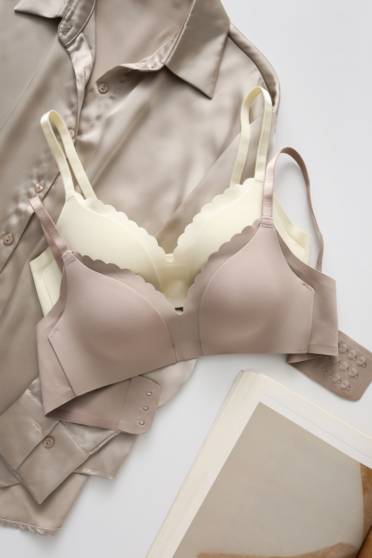 仙黛尔无痕内衣无钢圈舒适光面小胸聚拢收副乳防下垂文胸套装奶白色s