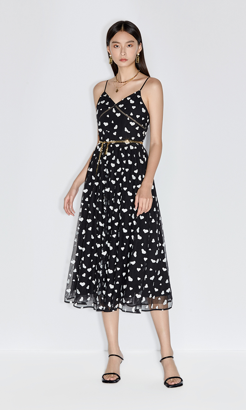 ochirly欧时力新款夏装心形刺绣收腰网纱长款吊带连衣裙女 黑色090 xs