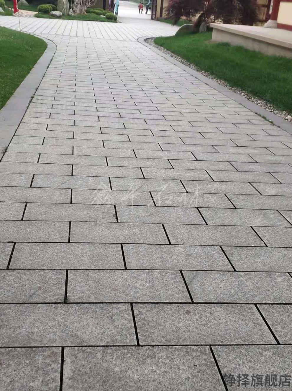 防滑花岗岩石家现货花岗岩芝麻白灰火烧板荔枝面铺路石工程地砖汀步石