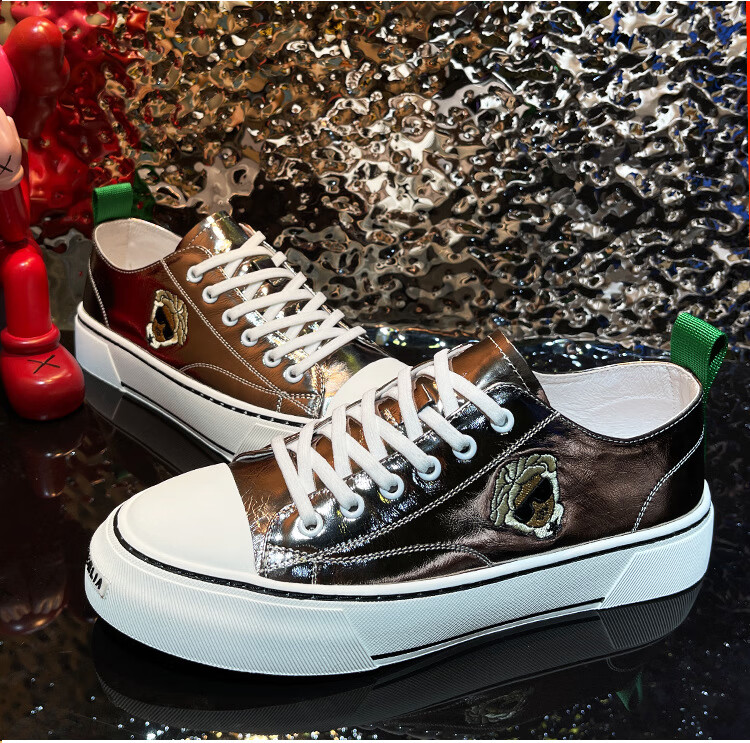 aekr轻奢侈品牌社会人潮鞋男漆面亮皮平底板鞋男生舞台鞋子潮流男鞋