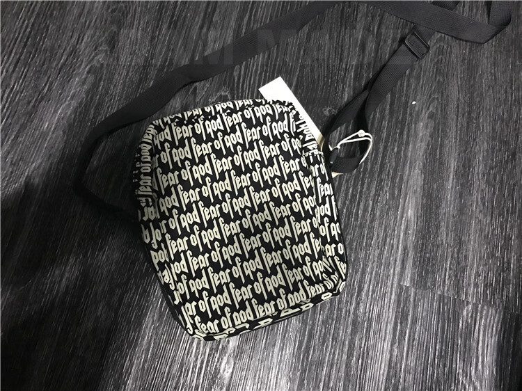 潮牌fearofgodfog满印弹幕男女单肩背包斜跨包印花新款蹦迪包满印弹幕