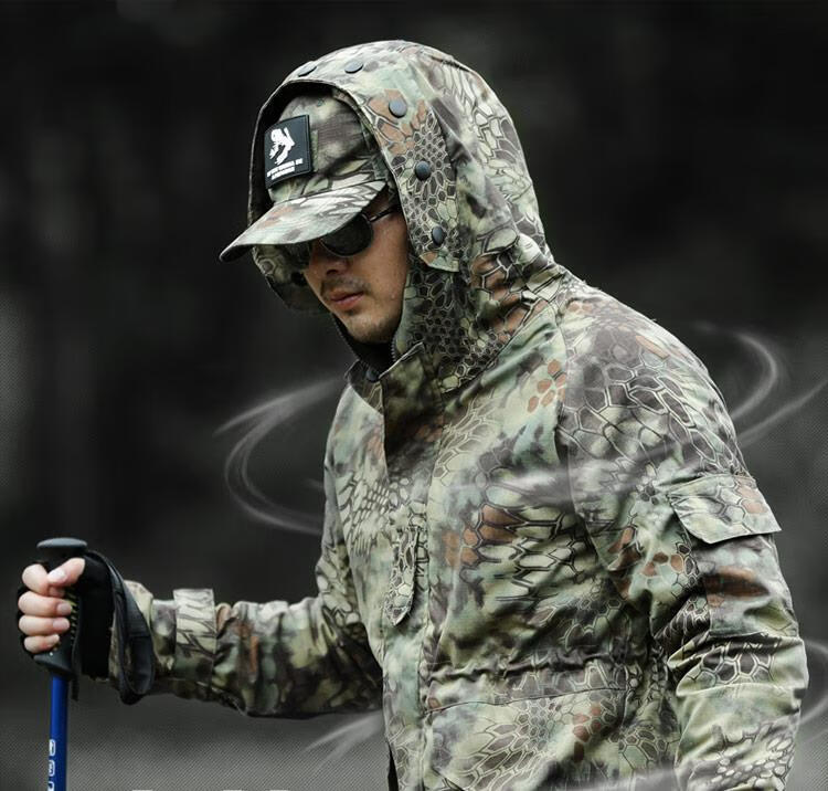 精选军迷服迷彩战术冲锋衣套装男加绒加厚野战防水作战服沙色蟒纹上衣