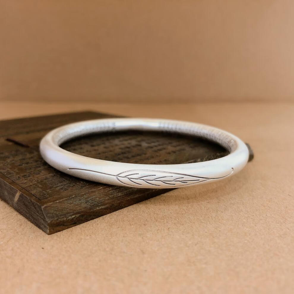 10058930333273商品名称:领瑞足银999银手镯哑光空心圆棍女士闭口手环