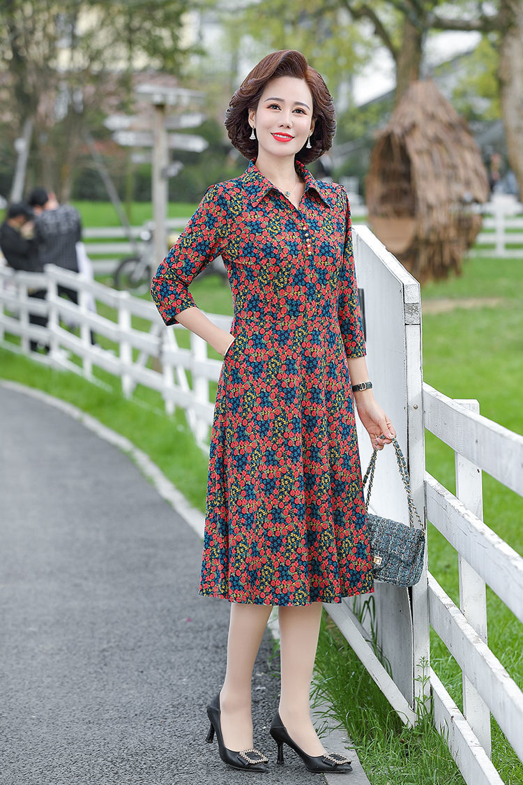 新款中老年连衣裙女中长款过膝春夏季洋气50岁妈妈碎花裙子高弹力