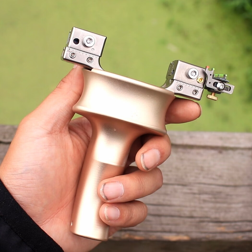 豪华版配置:弹弓 瞄准系统 皮筋组15副 高级弹弓钢珠一体包一个 强磁