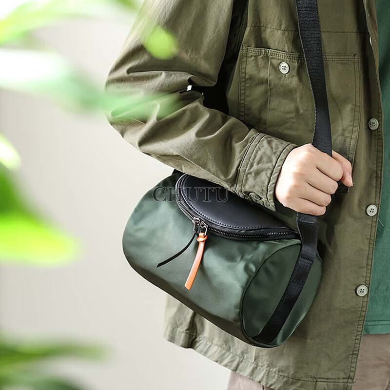 初徒 单肩包男时尚潮流小众设计圆筒包个性百搭防水运动休闲斜挎小背