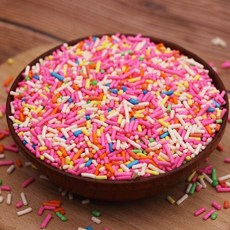 蛋糕上的彩色糖条图片