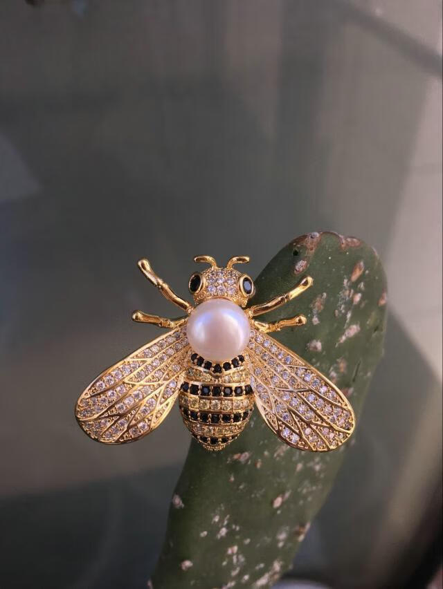 r百搭时尚小蜜蜂蝴蝶胸针女水钻昆虫微镶胸花大别针西装韩版配饰品包