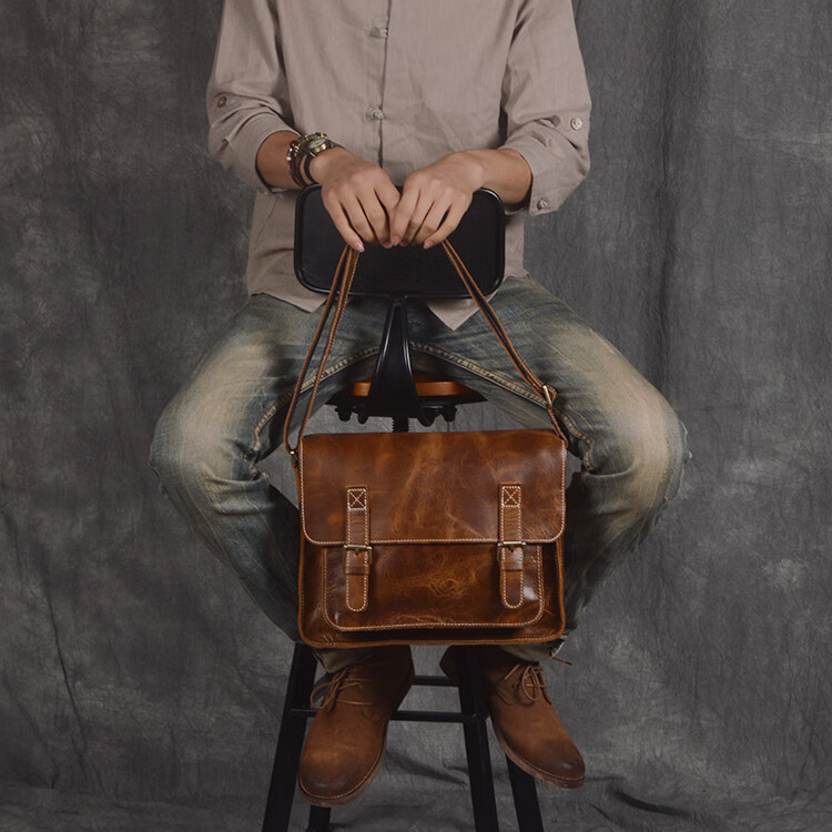 agotg品牌英伦复古剑桥包真皮男士单肩斜挎包手工头层牛皮休闲邮差a4