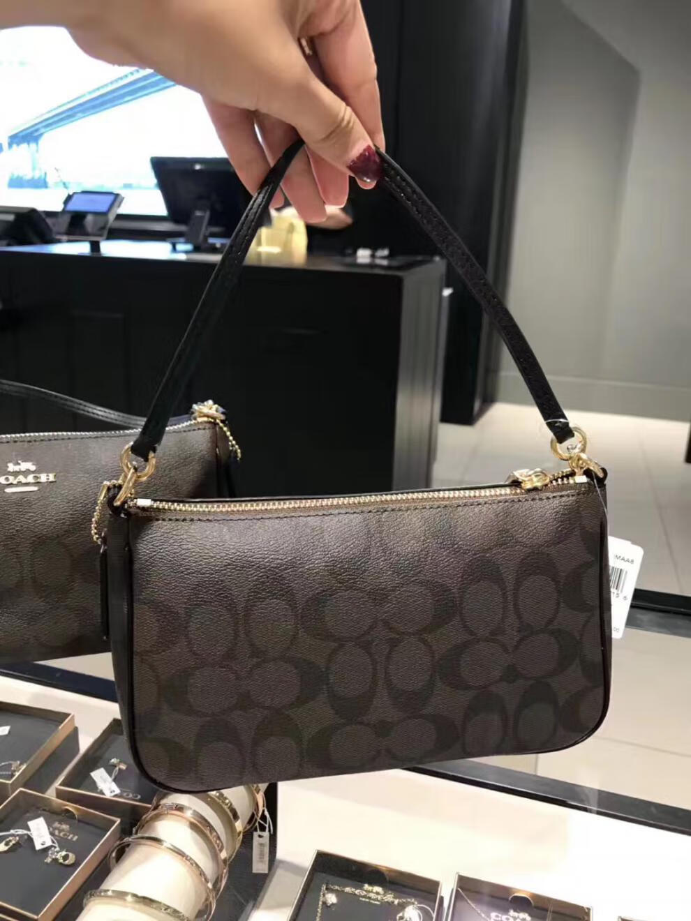 美国蔻驰女包单肩斜挎手麻将提腋下包经典小包 卡其白【图片 价格