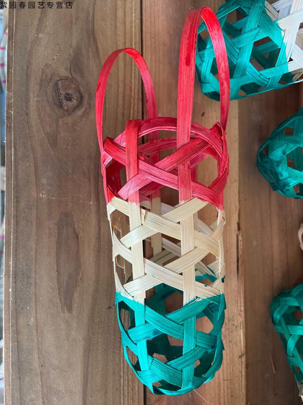 产品均为纯手工编织小猪笼,采用新鲜竹子现现编,绿色环保,,农家自编