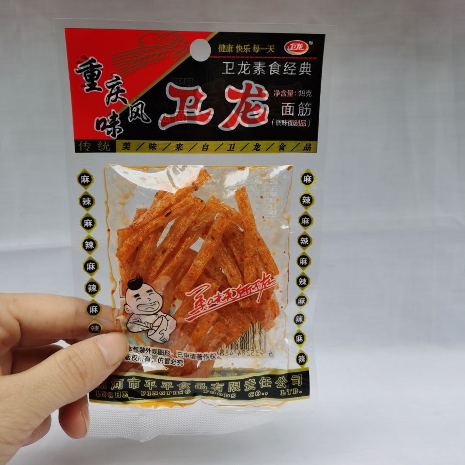 卫龙小面筋18克辣条整箱360包大面筋102g香辣味30g透明老包装辣片整箱
