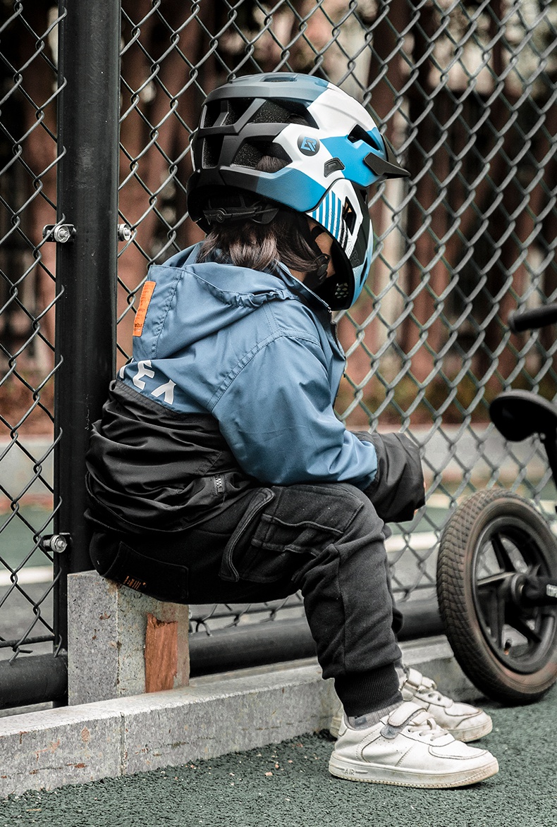 洛克兄弟儿童自行车头盔滑步车平衡车安全帽男孩女孩骑行装备全盔 蓝白黑 M