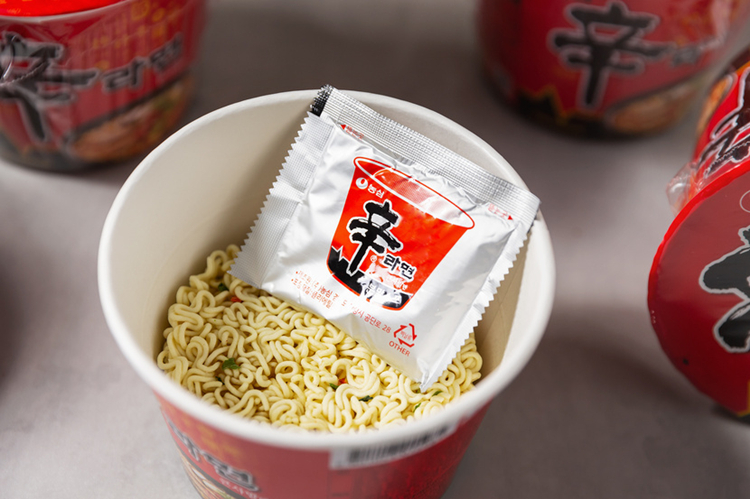 情人节礼物农心辛拉面桶装韩国拉面进口香菇牛肉味碗面杯面方便面泡面