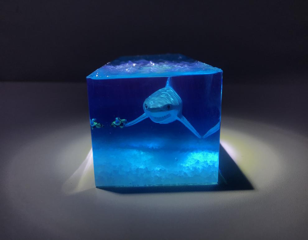 滴胶成品摆件海洋生物手工鲨鱼潜水员创意滴胶树脂鲸鱼摆件车饰小夜灯