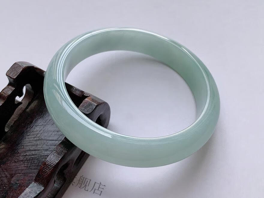 款式:贵妃镯上市时间:2022年秋季内径:52mm及以下证书:其他适用人群