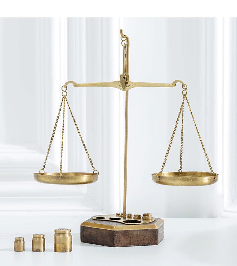 天平摆件印度黄铜实木底座金色天平秤律师会所书房礼品装饰摆件哑光