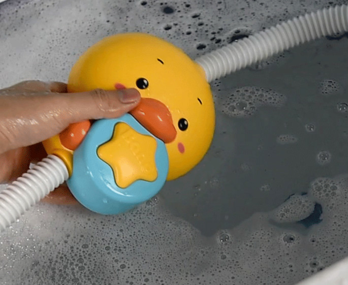 仓梵钰骐玩具小黄鸭宝宝洗澡玩具儿童戏水电动小鸭子男孩女孩婴儿喷水