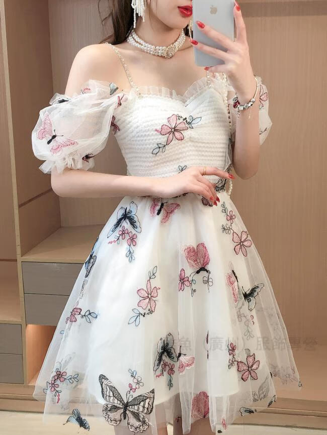 一字肩网纱吊带仙女裙女装连衣裙2022春夏新款吊带露肩泡泡袖刺绣蝴蝶